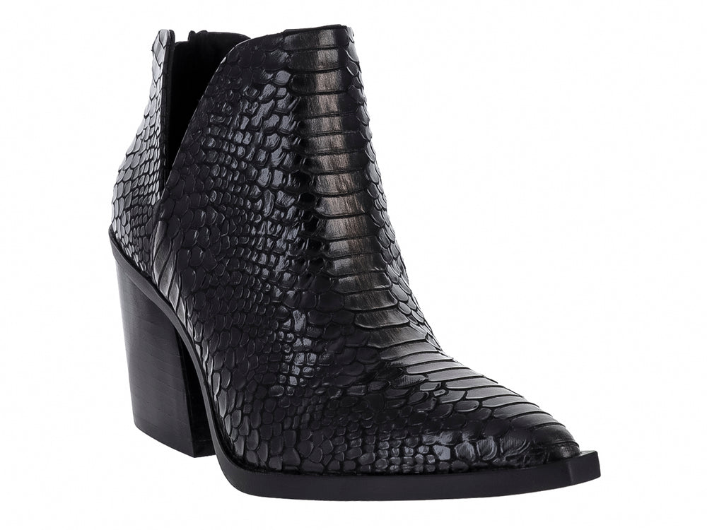 Botín negro con textura de cocodrilo y tacón grueso cuadrado.