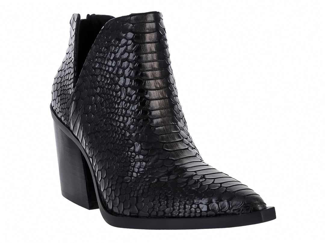 Botín negro con textura de cocodrilo y tacón grueso cuadrado.