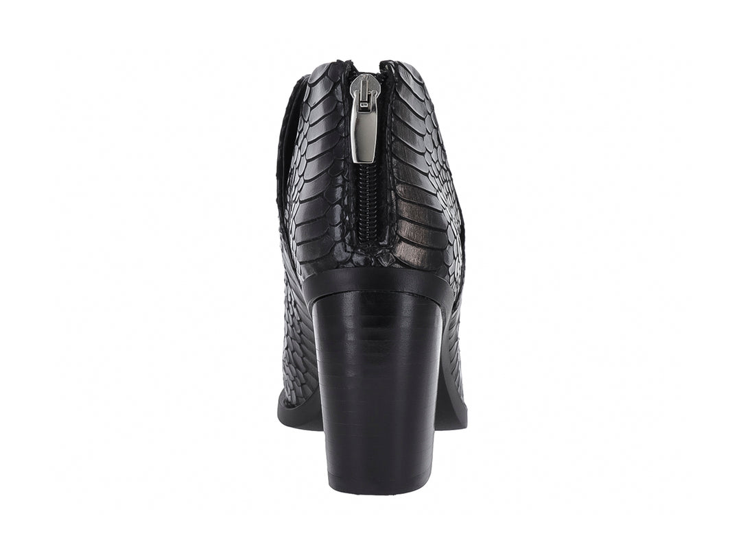 Botín negro con textura de cocodrilo y tacón grueso cuadrado.