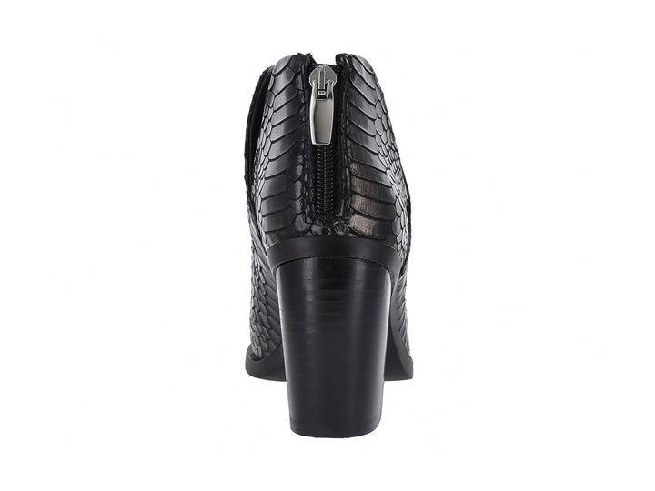 Botín negro con textura de cocodrilo y tacón grueso cuadrado.