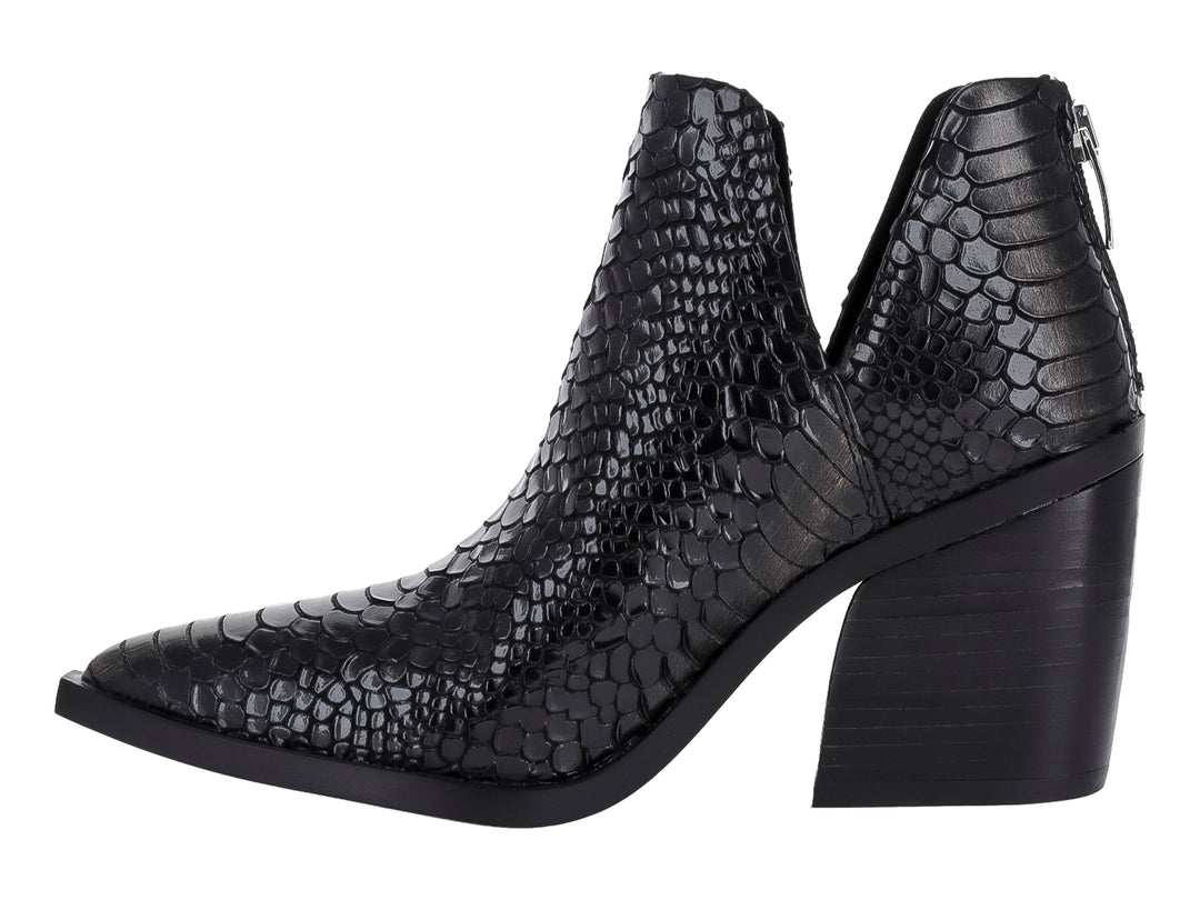 Botín negro con textura de cocodrilo y tacón grueso cuadrado.