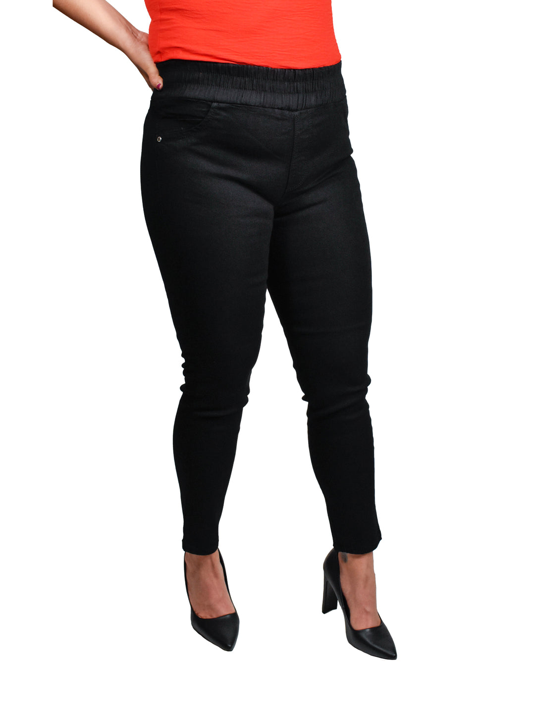 Mujer usando pantalones jogger negros con cintura elástica y zapatos de tacón.