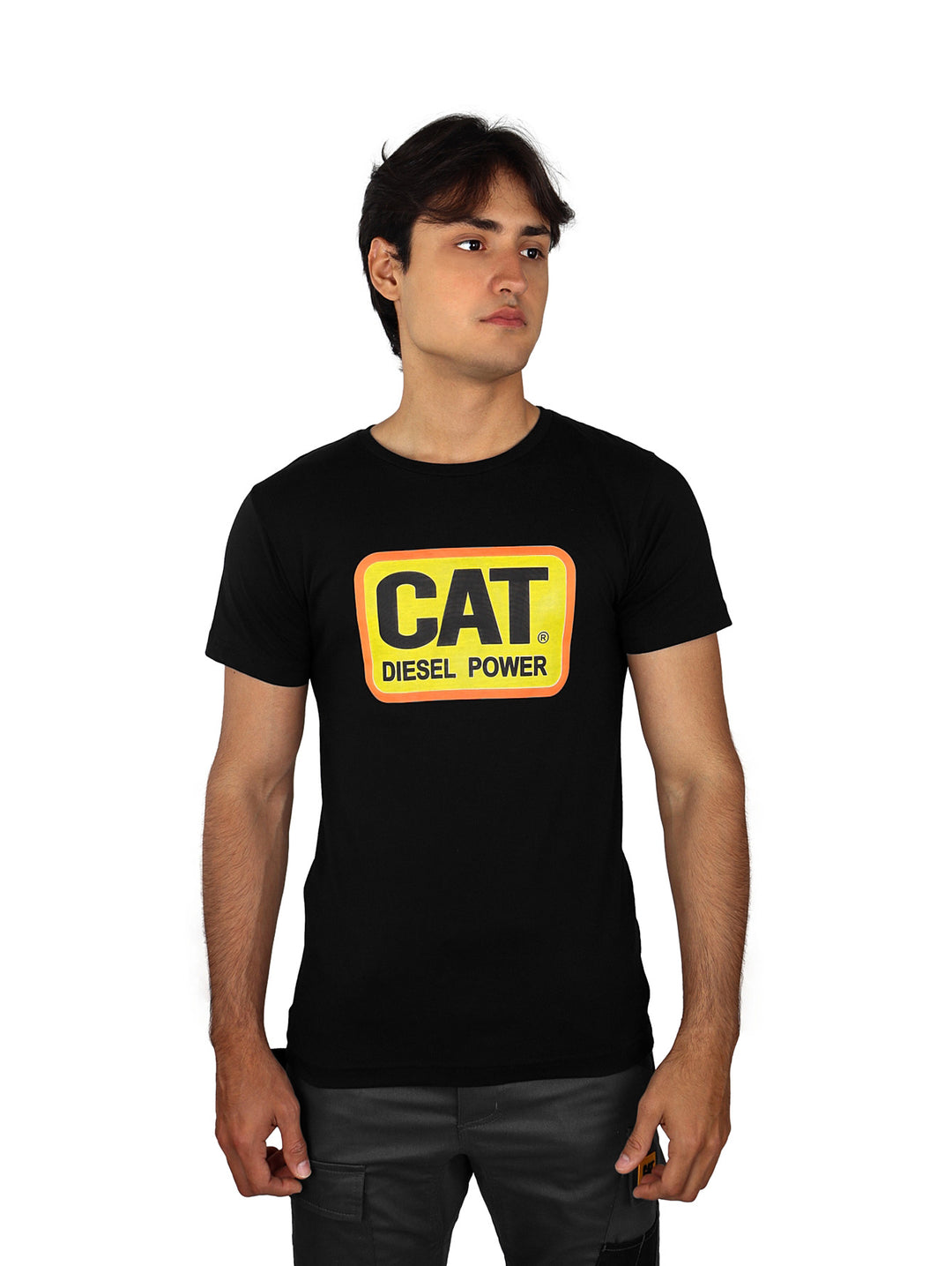 Hombre vistiendo camiseta negra de manga corta con logo amarillo de Caterpillar Diesel Power en el pecho.