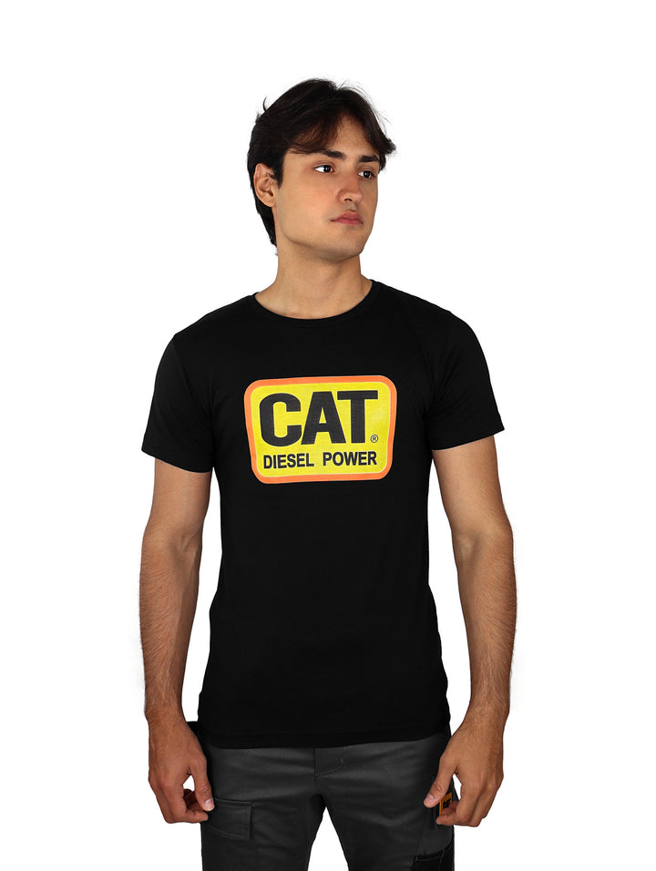 Hombre vistiendo camiseta negra de manga corta con logo amarillo de Caterpillar Diesel Power en el pecho.