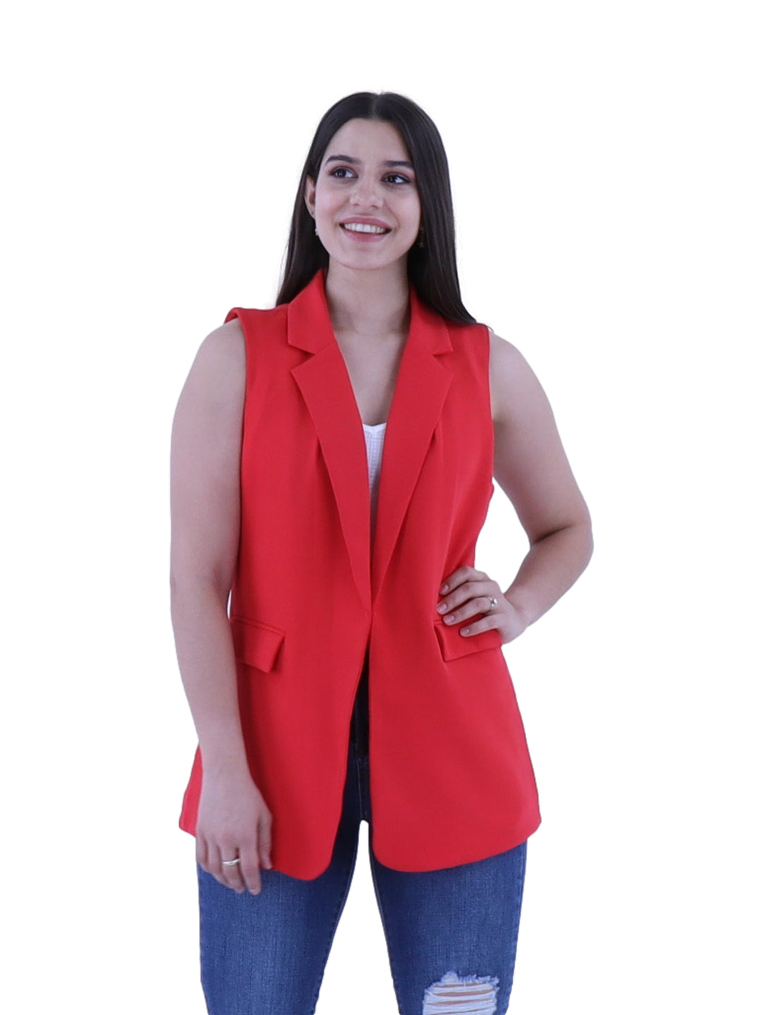 Mujer vistiendo un chaleco largo de color rojo con solapas y bolsillos laterales.
