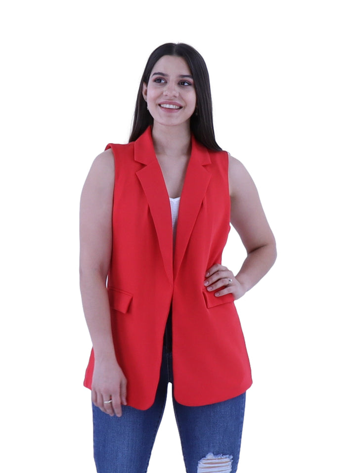 Mujer vistiendo un chaleco largo de color rojo con solapas y bolsillos laterales.
