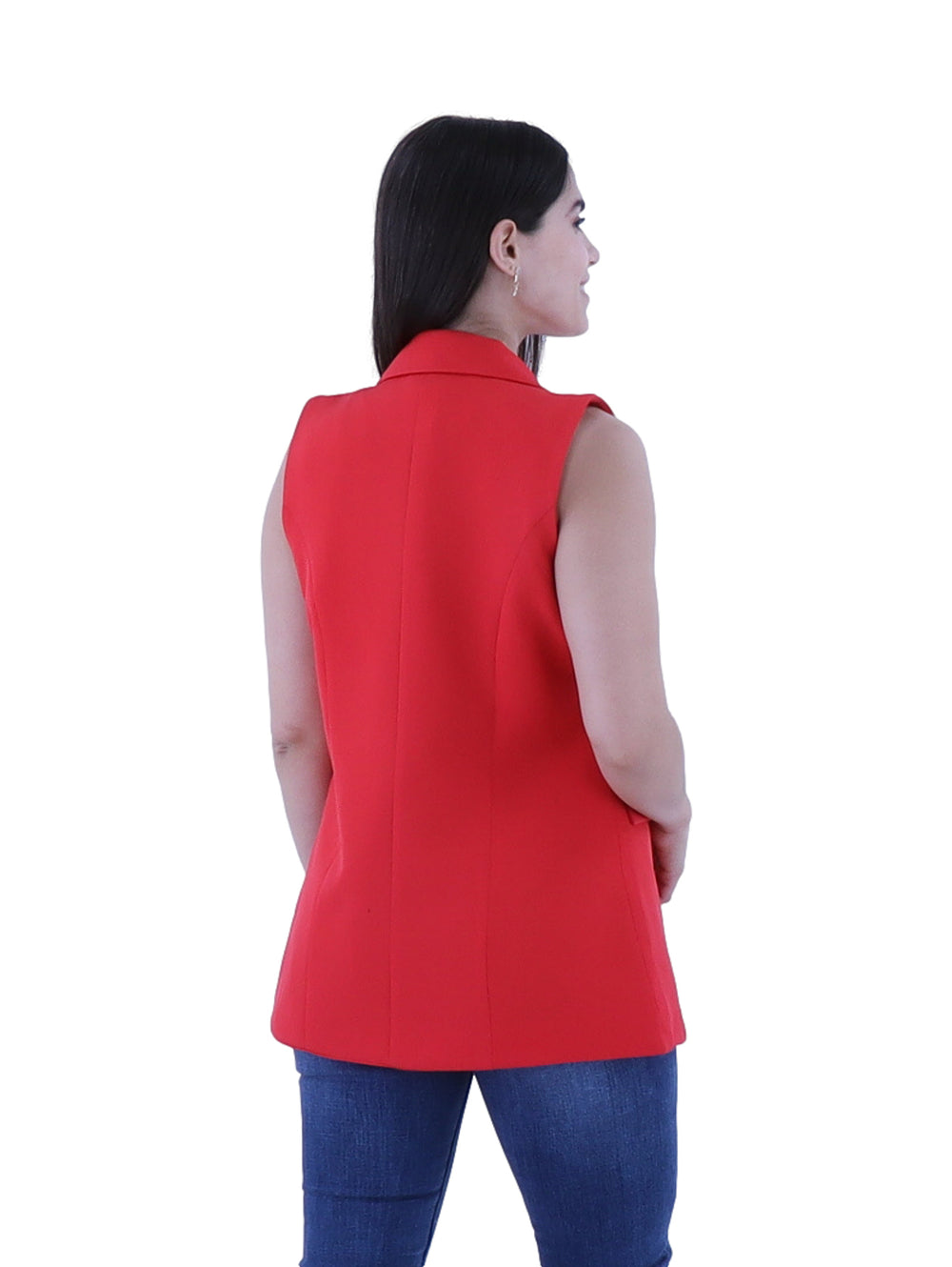 Mujer vistiendo un chaleco largo de color rojo con solapas y bolsillos laterales.