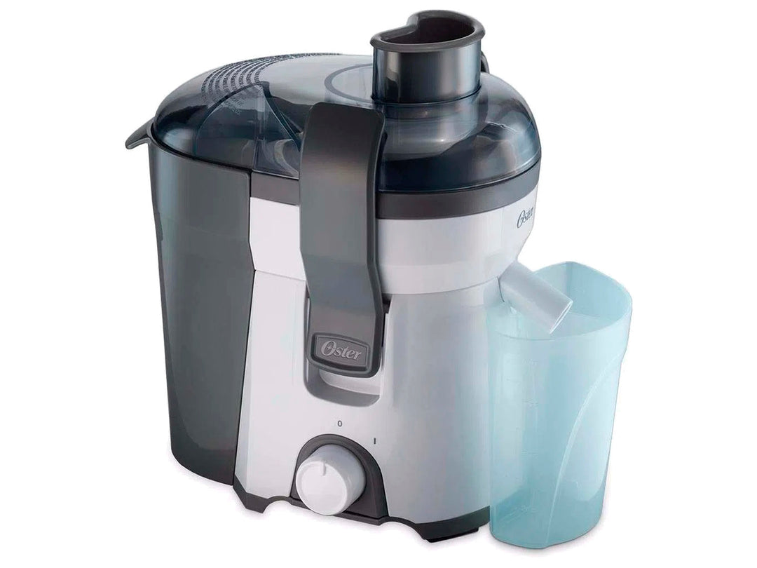 Extractor de jugos Oster color blanco y gris con jarra recolectora transparente.