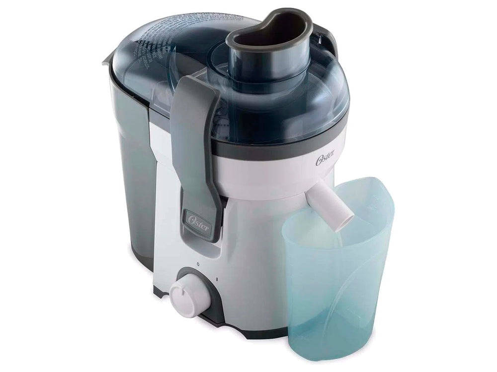 Extractor de jugos Oster color blanco y gris con jarra recolectora transparente.