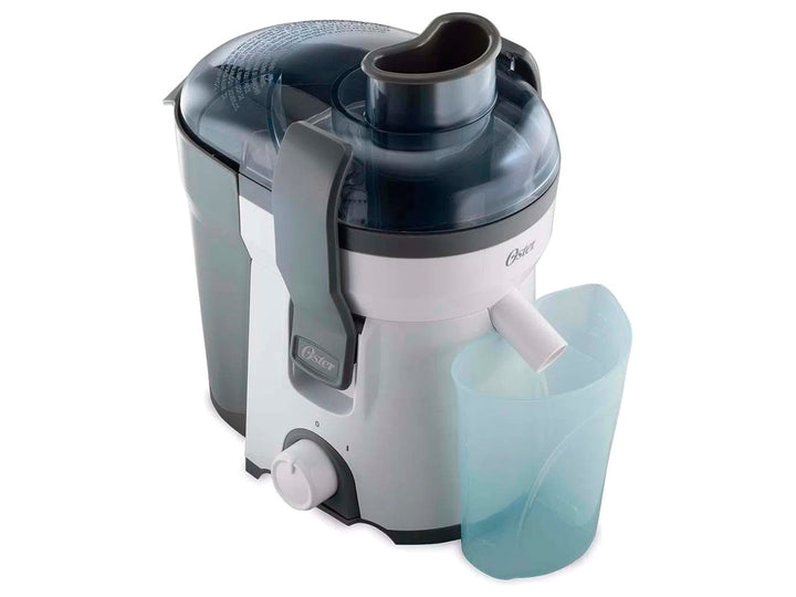 Extractor de jugos Oster color blanco y gris con jarra recolectora transparente.