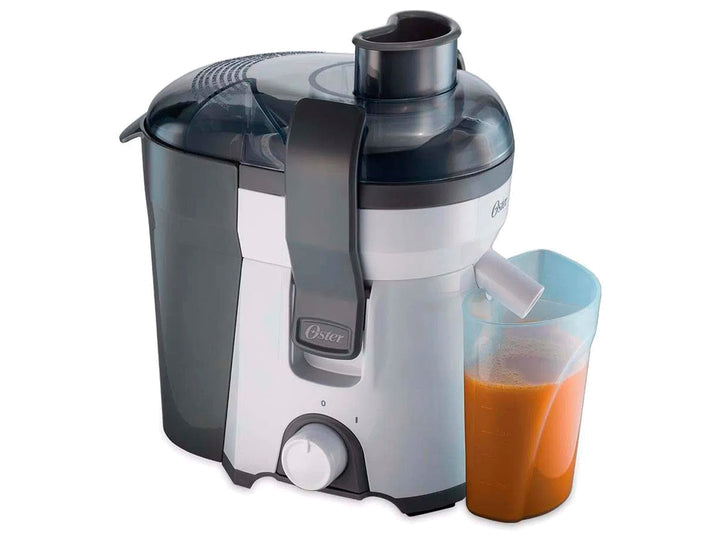 Extractor de jugos Oster color blanco y gris con jarra recolectora transparente.