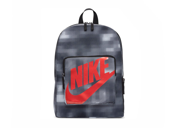 Mochila Nike negra con estampado gris y logotipo rojo frontal.