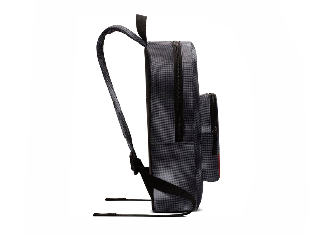 Mochila Nike negra con estampado gris y logotipo rojo frontal.