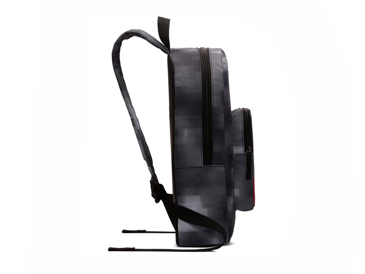 Mochila Nike negra con estampado gris y logotipo rojo frontal.