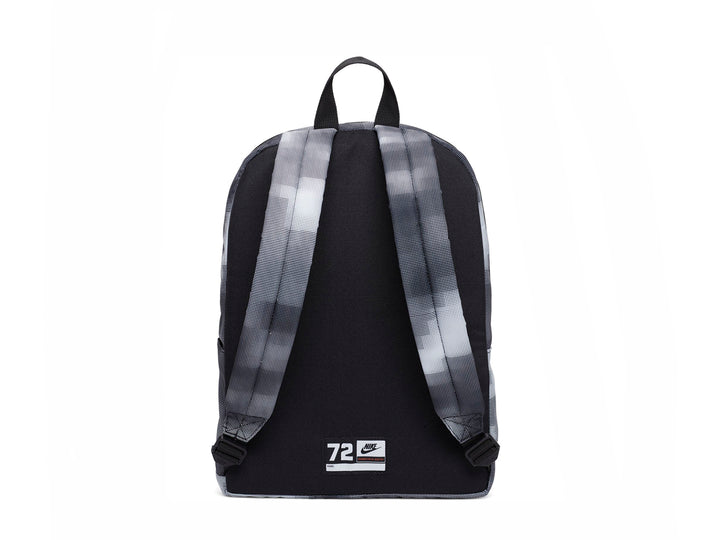 Mochila Nike negra con estampado gris y logotipo rojo frontal.