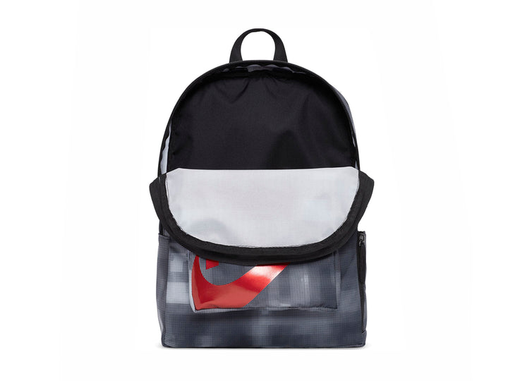 Mochila Nike negra con estampado gris y logotipo rojo frontal.