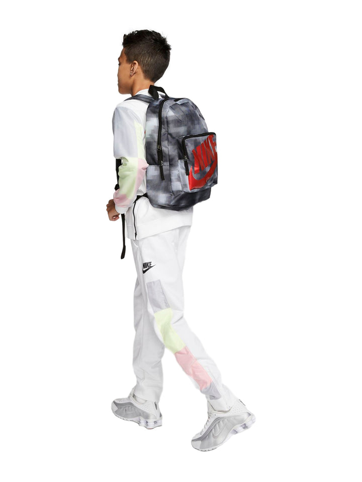 Mochila Nike negra con estampado gris y logotipo rojo frontal.