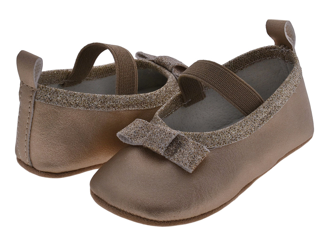 Par de zapatos flats color oro para bebé con detalles brillantes y moño decorativo.