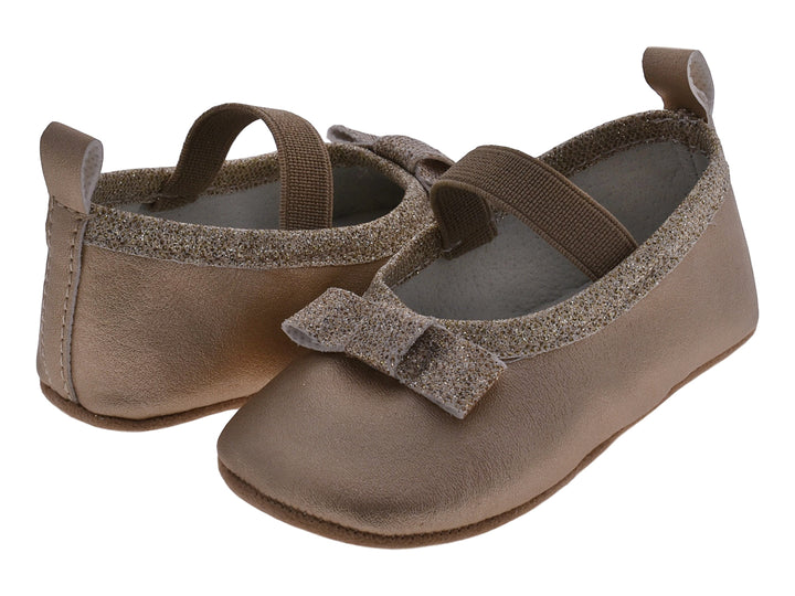 Par de zapatos flats color oro para bebé con detalles brillantes y moño decorativo.