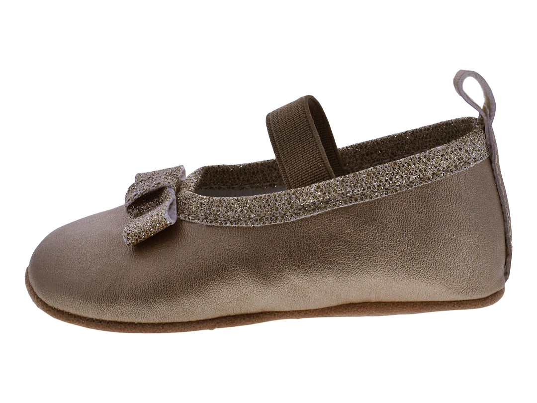 Par de zapatos flats color oro para bebé con detalles brillantes y moño decorativo.