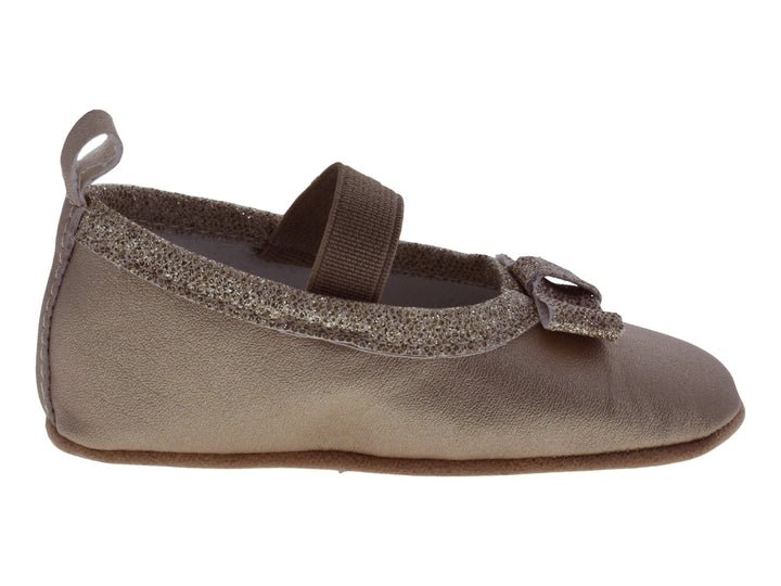 Par de zapatos flats color oro para bebé con detalles brillantes y moño decorativo.