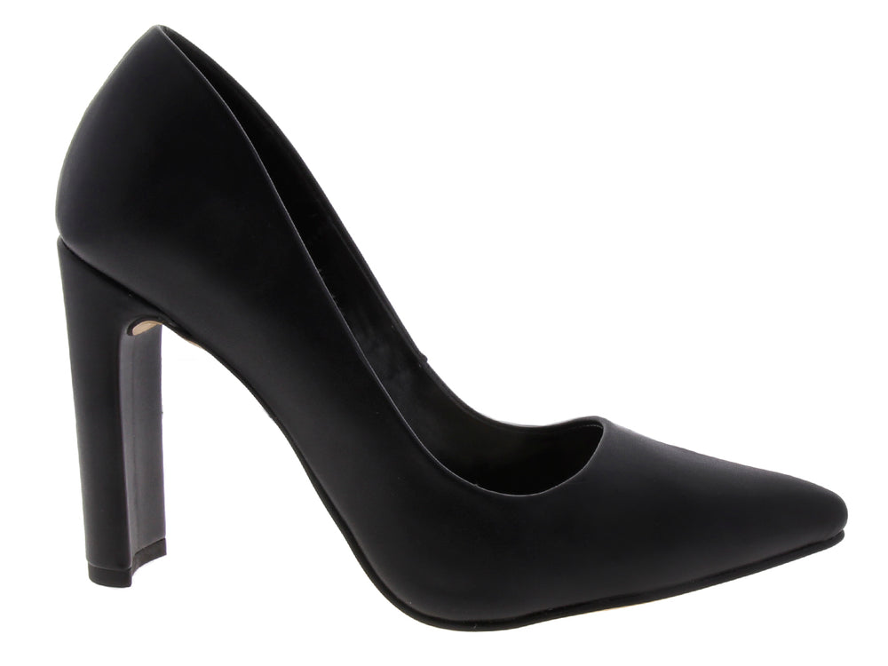 Zapato de tacón grueso color negro para mujer.