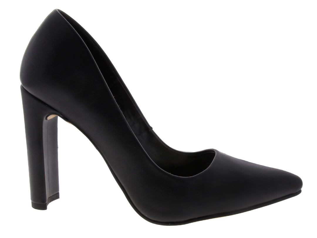 Zapato de tacón grueso color negro para mujer.