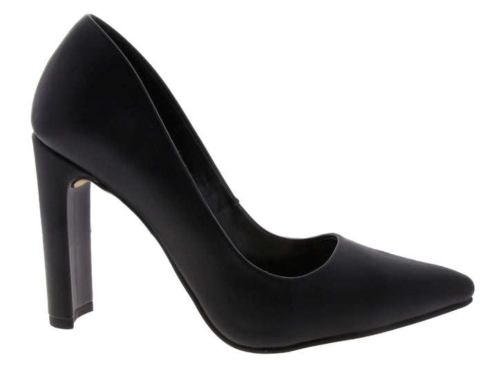 Zapato de tacón grueso color negro para mujer.