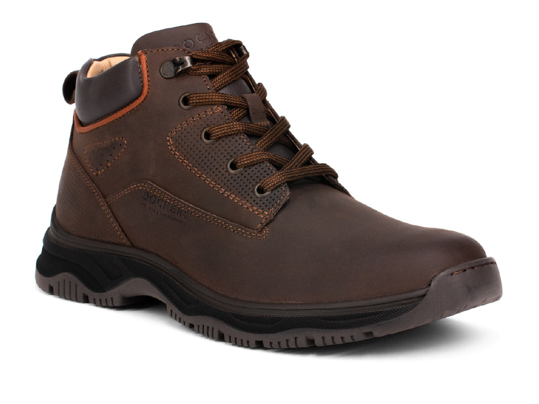 Botas Dockers Valico color chocolate para hombre con cordones y suela robusta sobre fondo blanco.