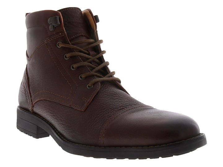 Botas de cuero color cognac para hombre con agujetas y suela oscura.