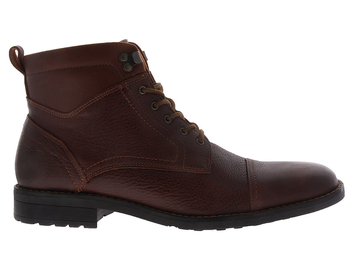 Botas de cuero color cognac para hombre con agujetas y suela oscura.