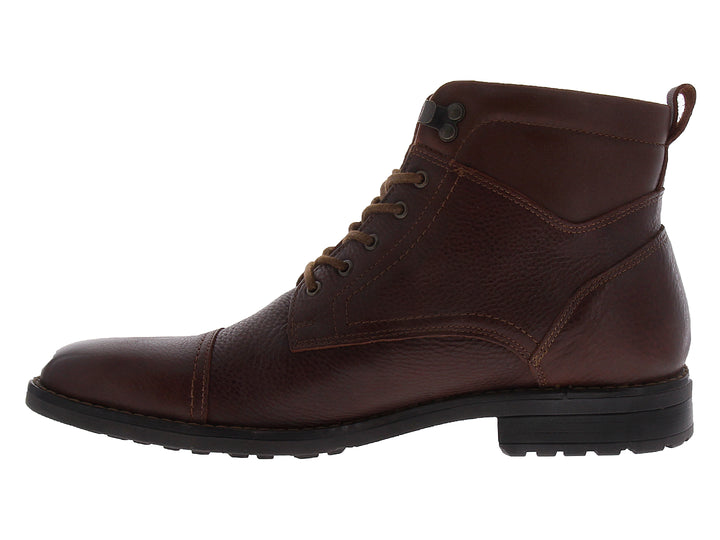 Botas de cuero color cognac para hombre con agujetas y suela oscura.