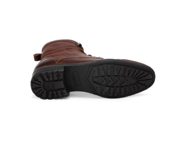 Botas de cuero color cognac para hombre con agujetas y suela oscura.