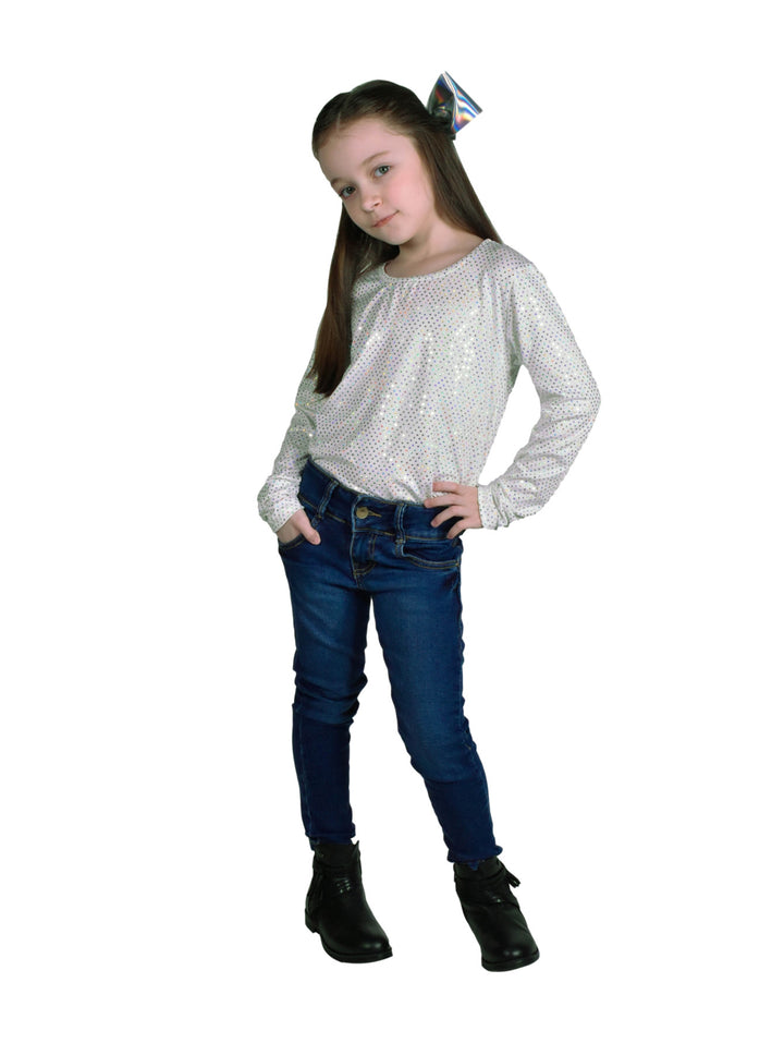 Jeans de mezclilla azul ajustados para niña combinados con botas negras.