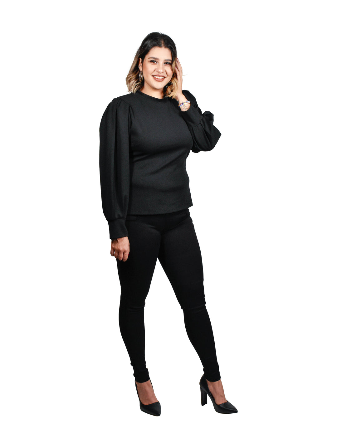 Mujer vistiendo leggings de mezclilla stretch color negro y zapatos de tacón.