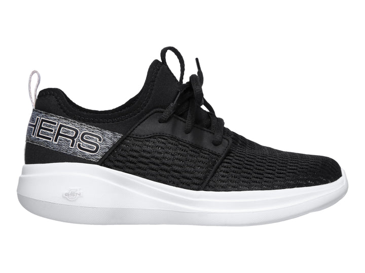 Tenis deportivos Skechers para mujer en color negro con suela blanca y banda gris lateral.