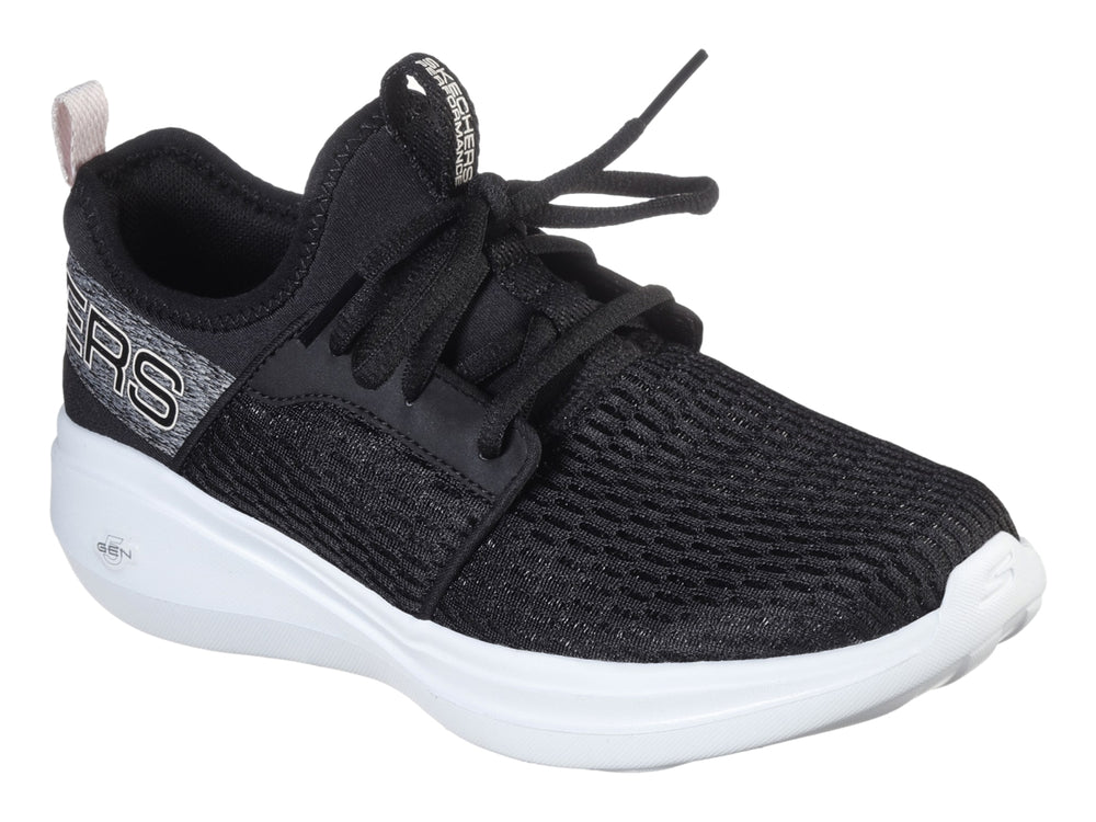 Tenis deportivos Skechers para mujer en color negro con suela blanca y banda gris lateral.