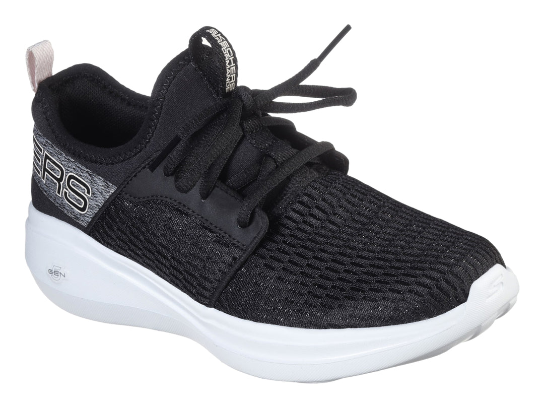 Tenis deportivos Skechers para mujer en color negro con suela blanca y banda gris lateral.