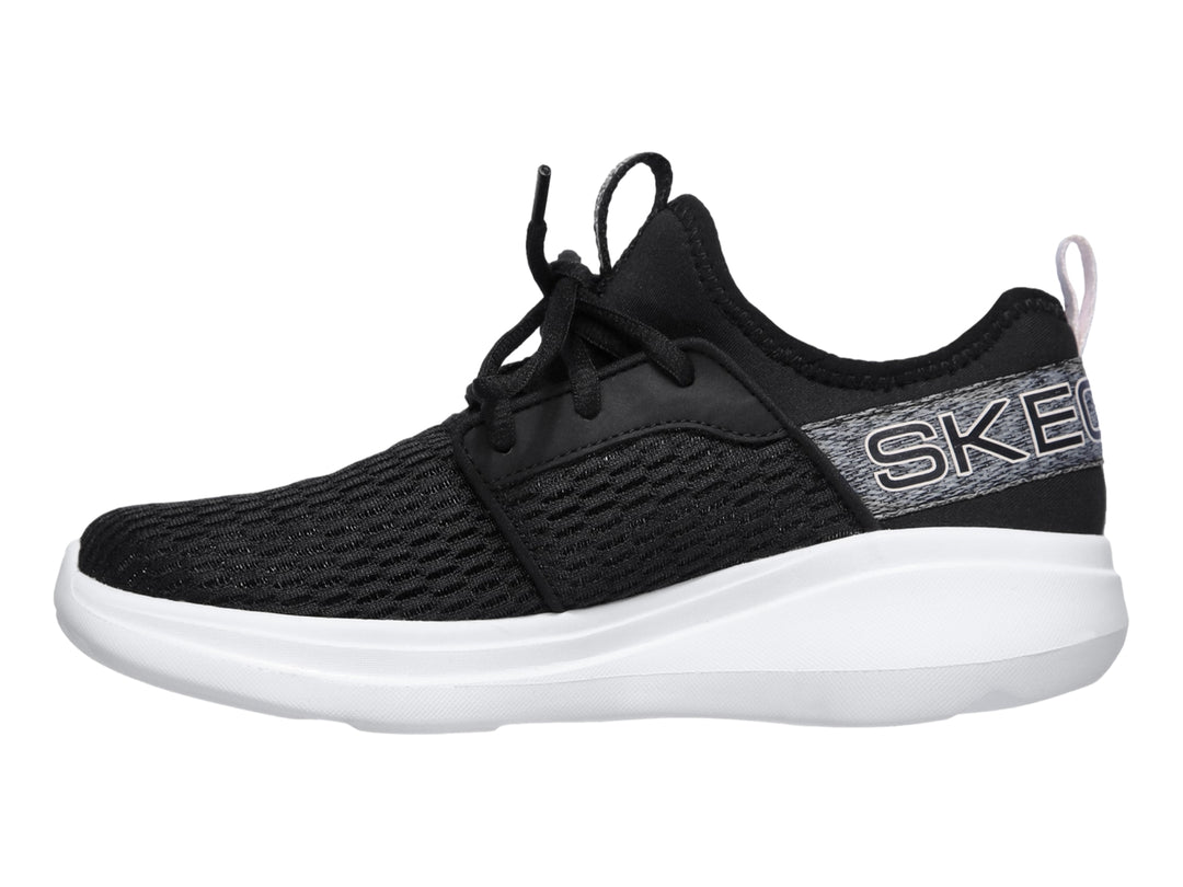 Tenis deportivos Skechers para mujer en color negro con suela blanca y banda gris lateral.
