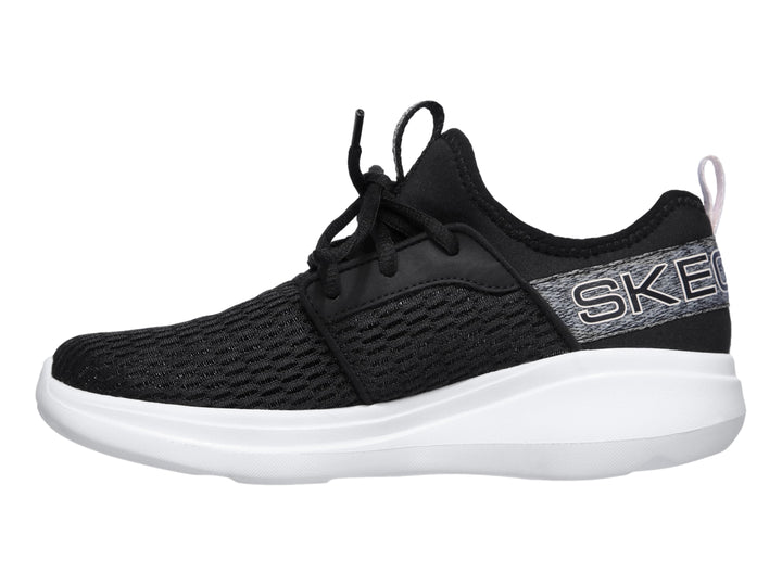 Tenis deportivos Skechers para mujer en color negro con suela blanca y banda gris lateral.
