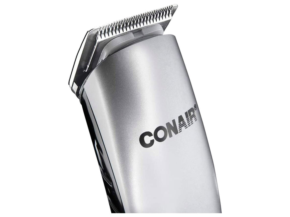 Recortadora de barba y bigote Conairman color plata con panel de control gris oscuro.