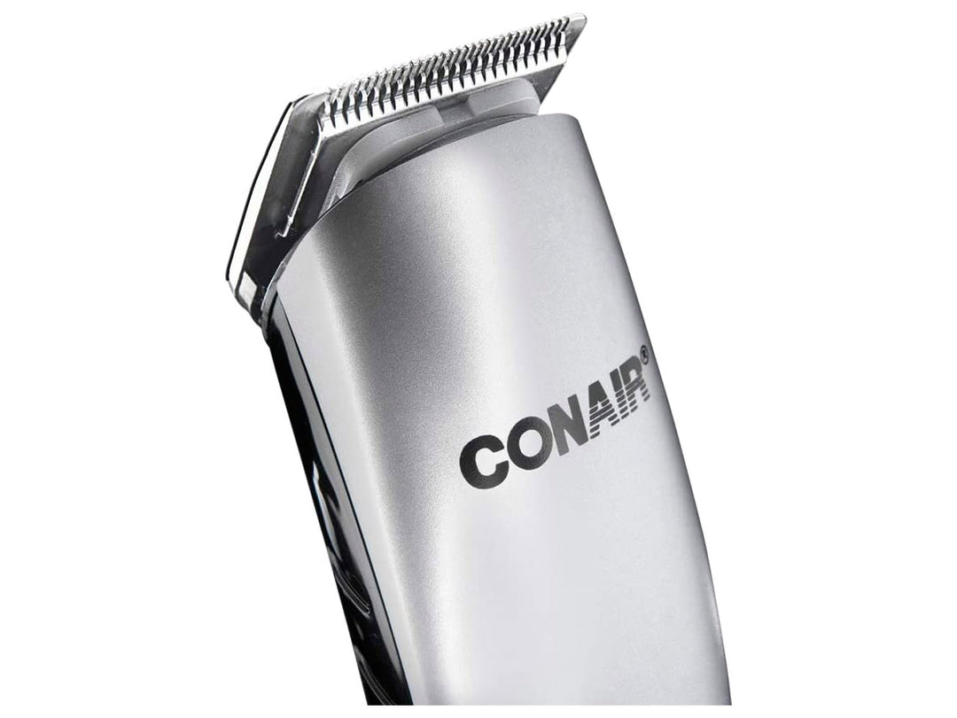 Recortadora de barba y bigote Conairman color plata con panel de control gris oscuro.