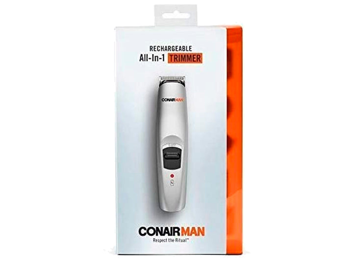 Recortadora de barba y bigote Conairman color plata con panel de control gris oscuro.
