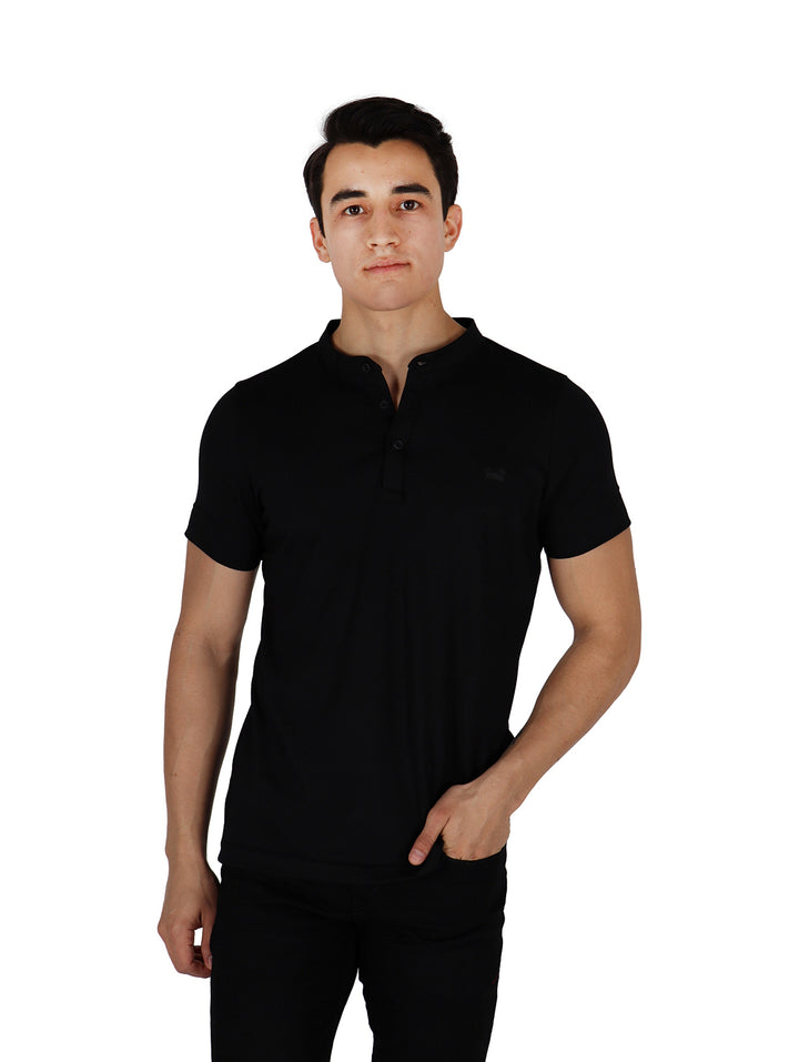 Hombre vistiendo una playera Henley de manga corta en color negro con cuello abotonado.