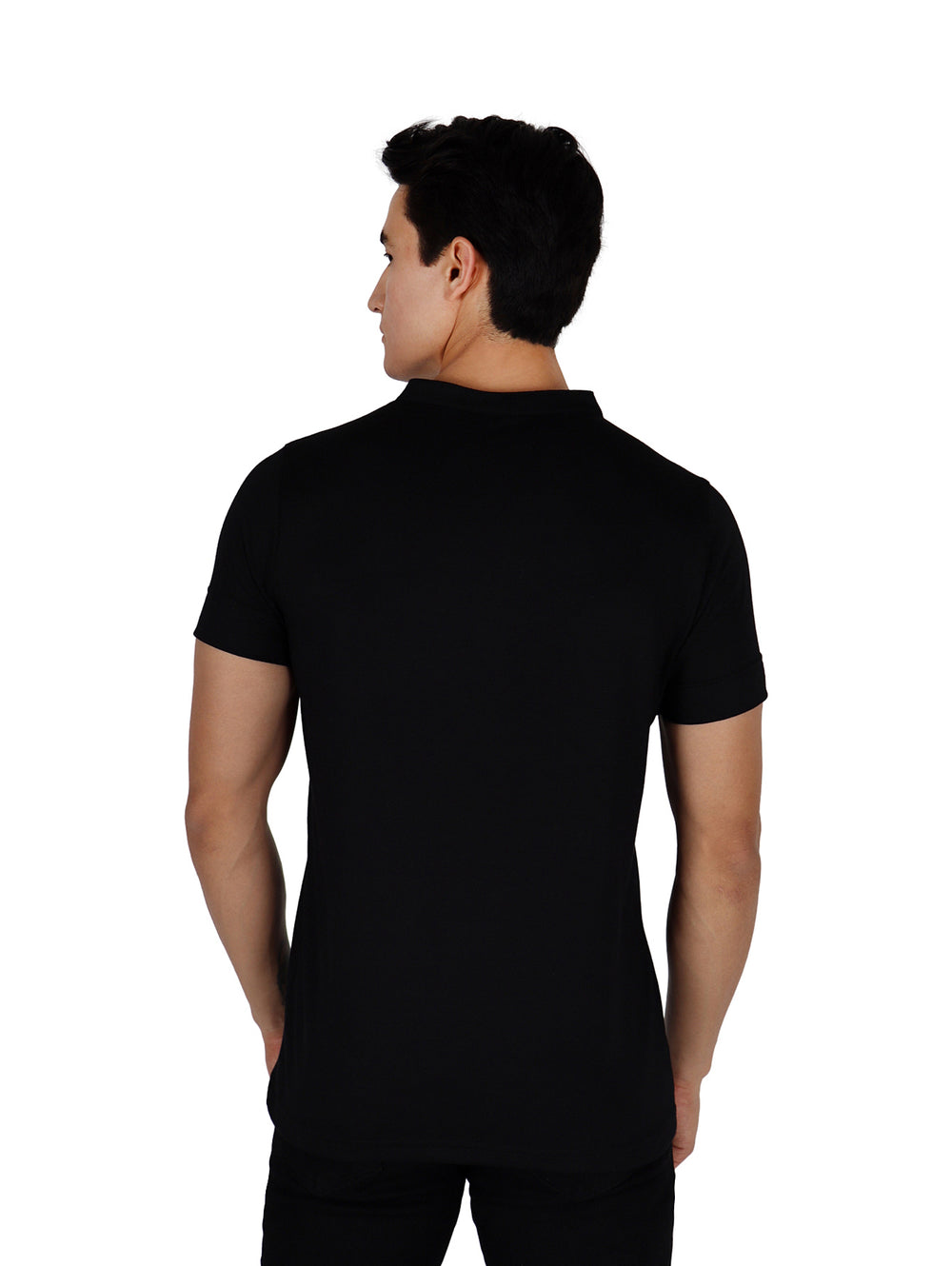 Hombre vistiendo una playera Henley de manga corta en color negro con cuello abotonado.