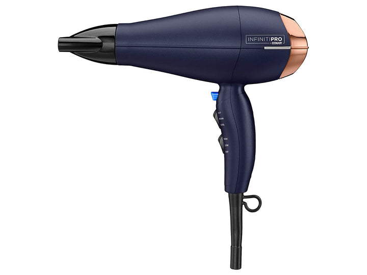Secadora de cabello Conair InfinitiPro en color azul marino con boquilla en tono oro rosa.