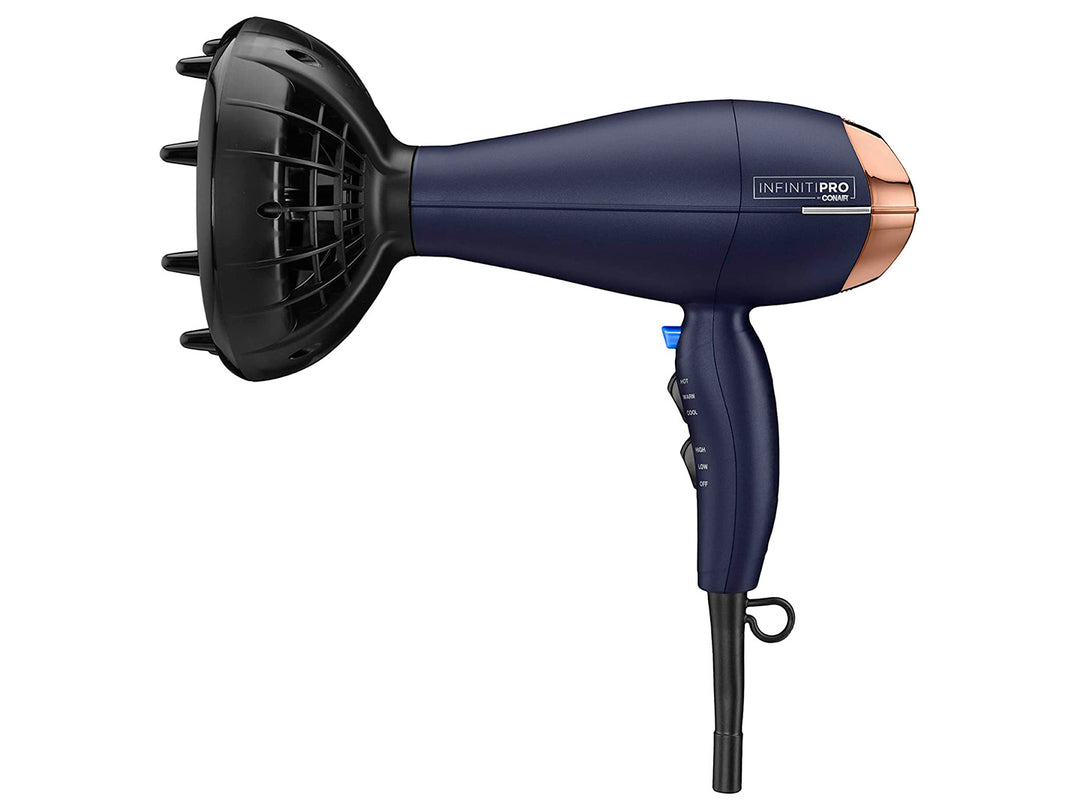 Secadora de cabello Conair InfinitiPro en color azul marino con boquilla en tono oro rosa.