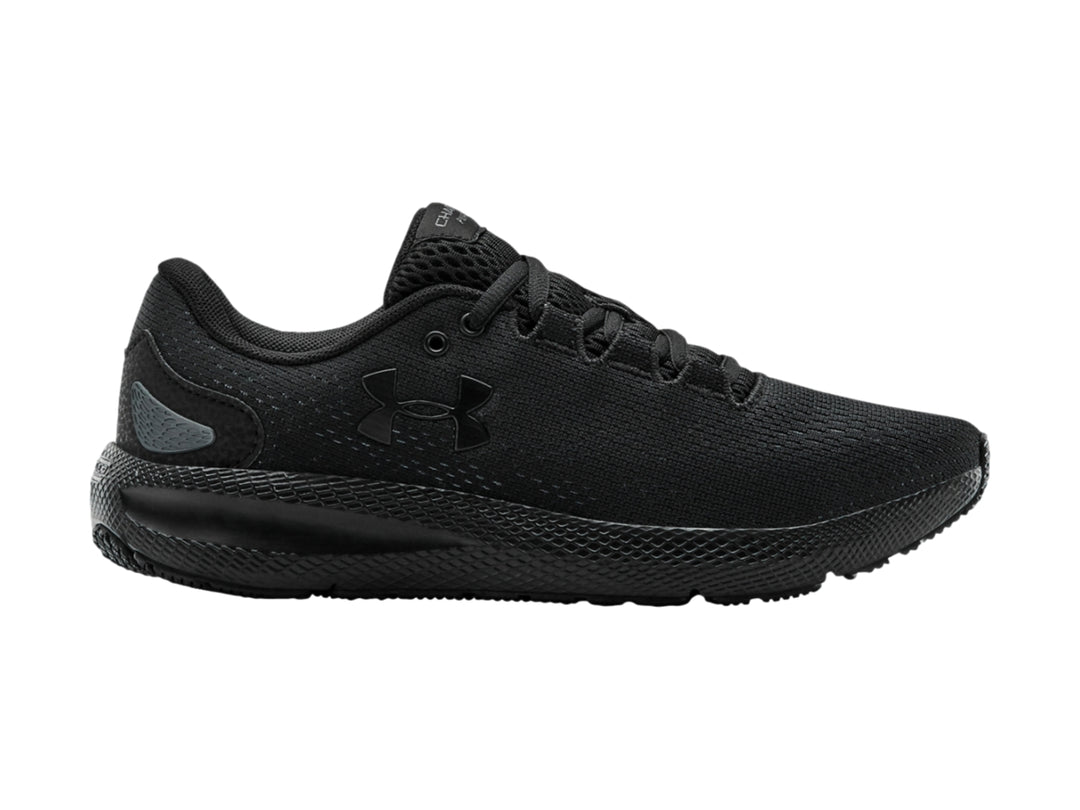Tenis deportivos Under Armour color negro con suela negra y detalles minimalistas.