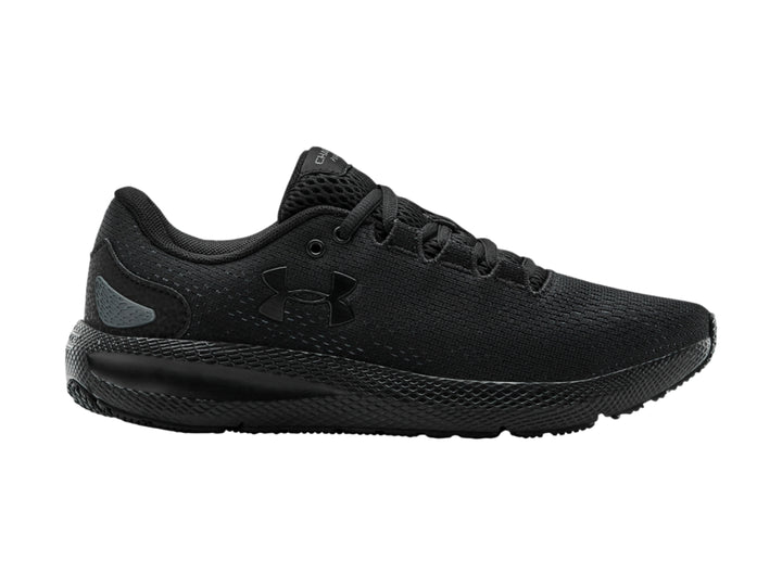 Tenis deportivos Under Armour color negro con suela negra y detalles minimalistas.