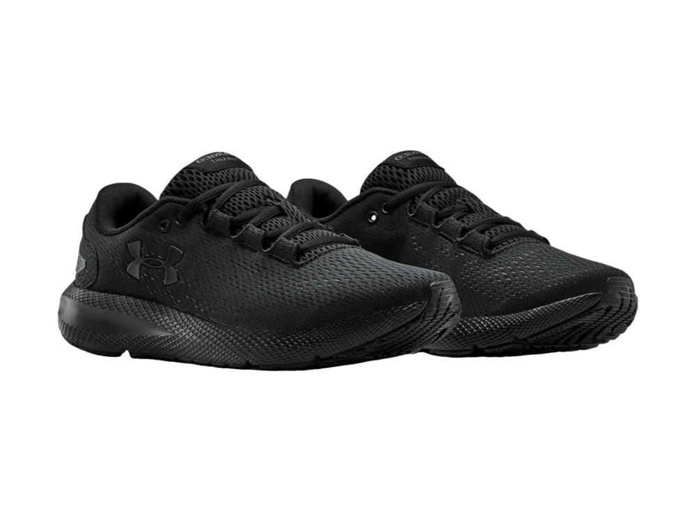 Tenis deportivos Under Armour color negro con suela negra y detalles minimalistas.